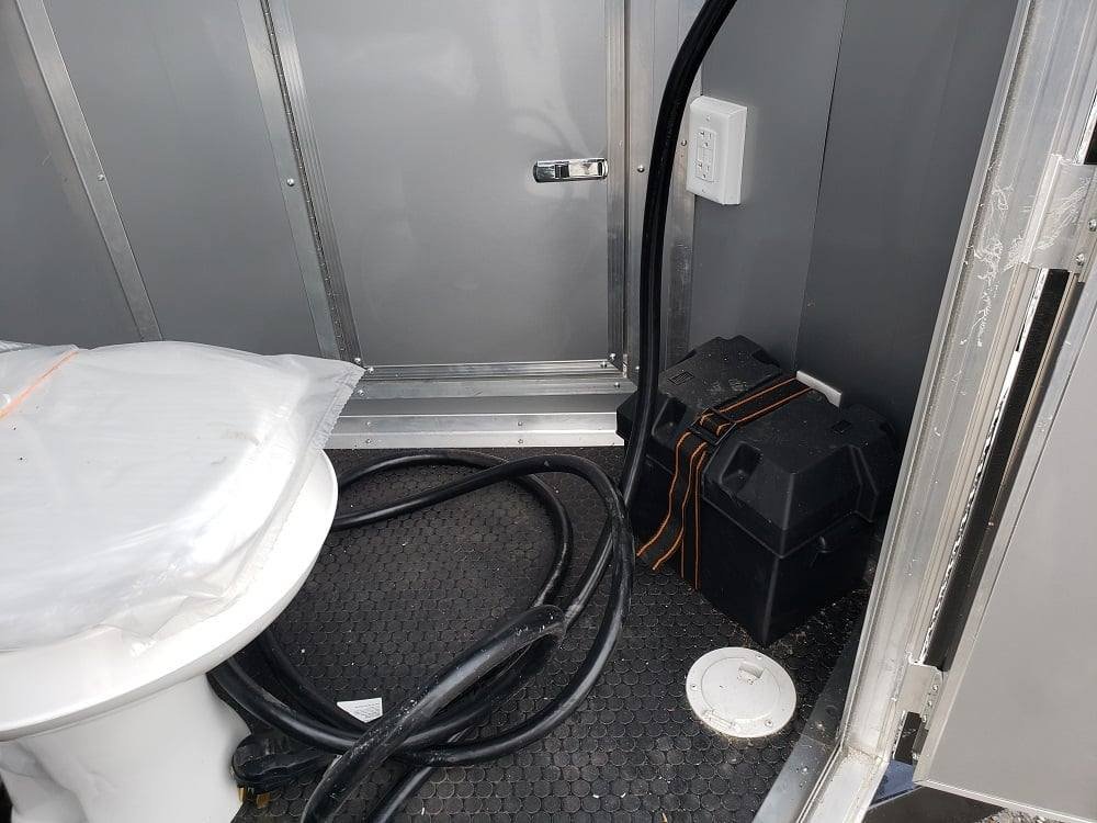 8.5′ x 18′ White Concession Food Trailer with Restroom — photo 3