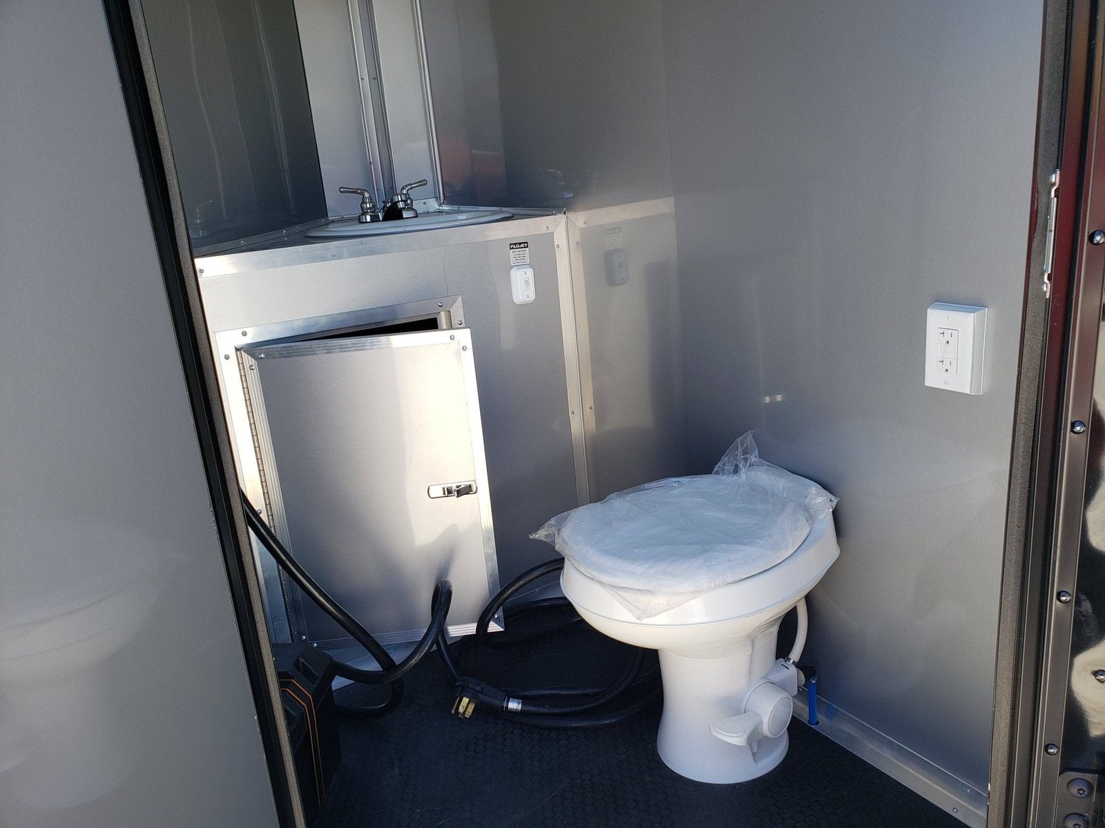 Black Out 8.5′ x 28′ Porch Style Concession Food Trailer — photo 4