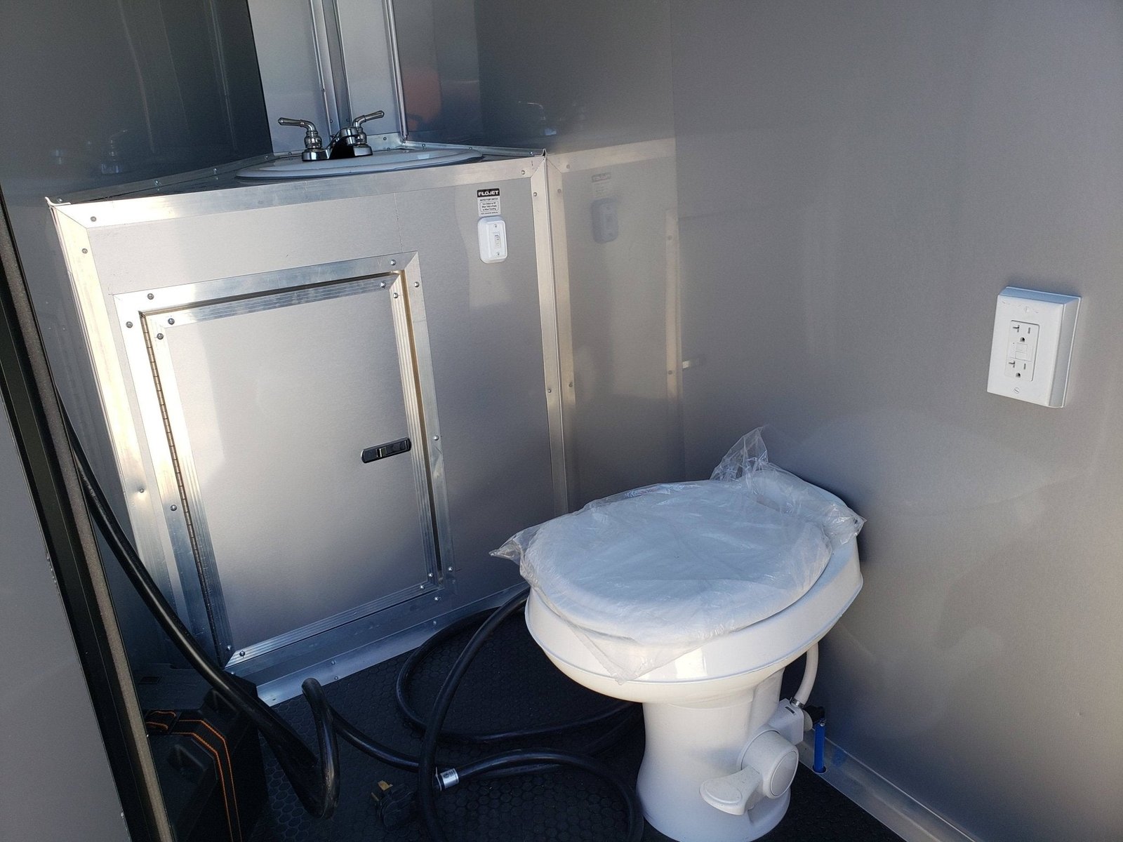 Black Out 8.5′ x 28′ Porch Style Concession Food Trailer — photo 3