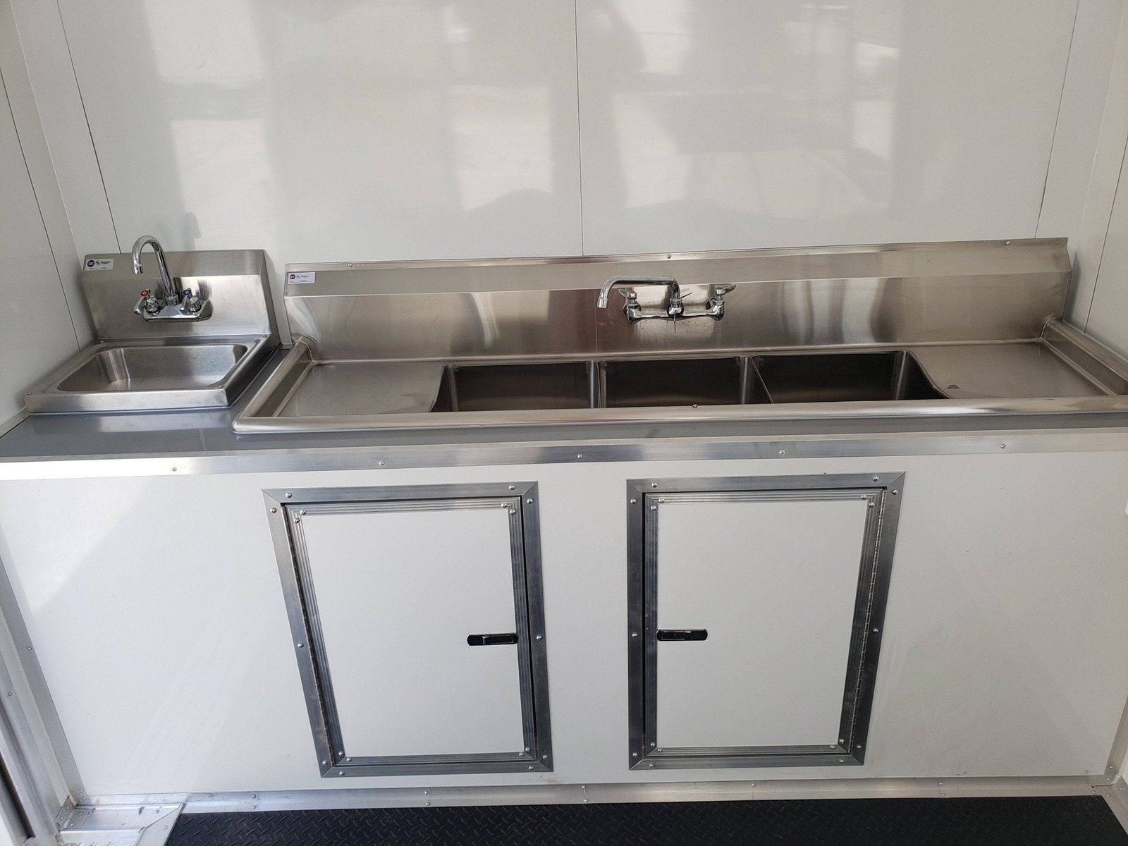8.5′ x 32′ White Gooseneck Concession Trailer — photo 8