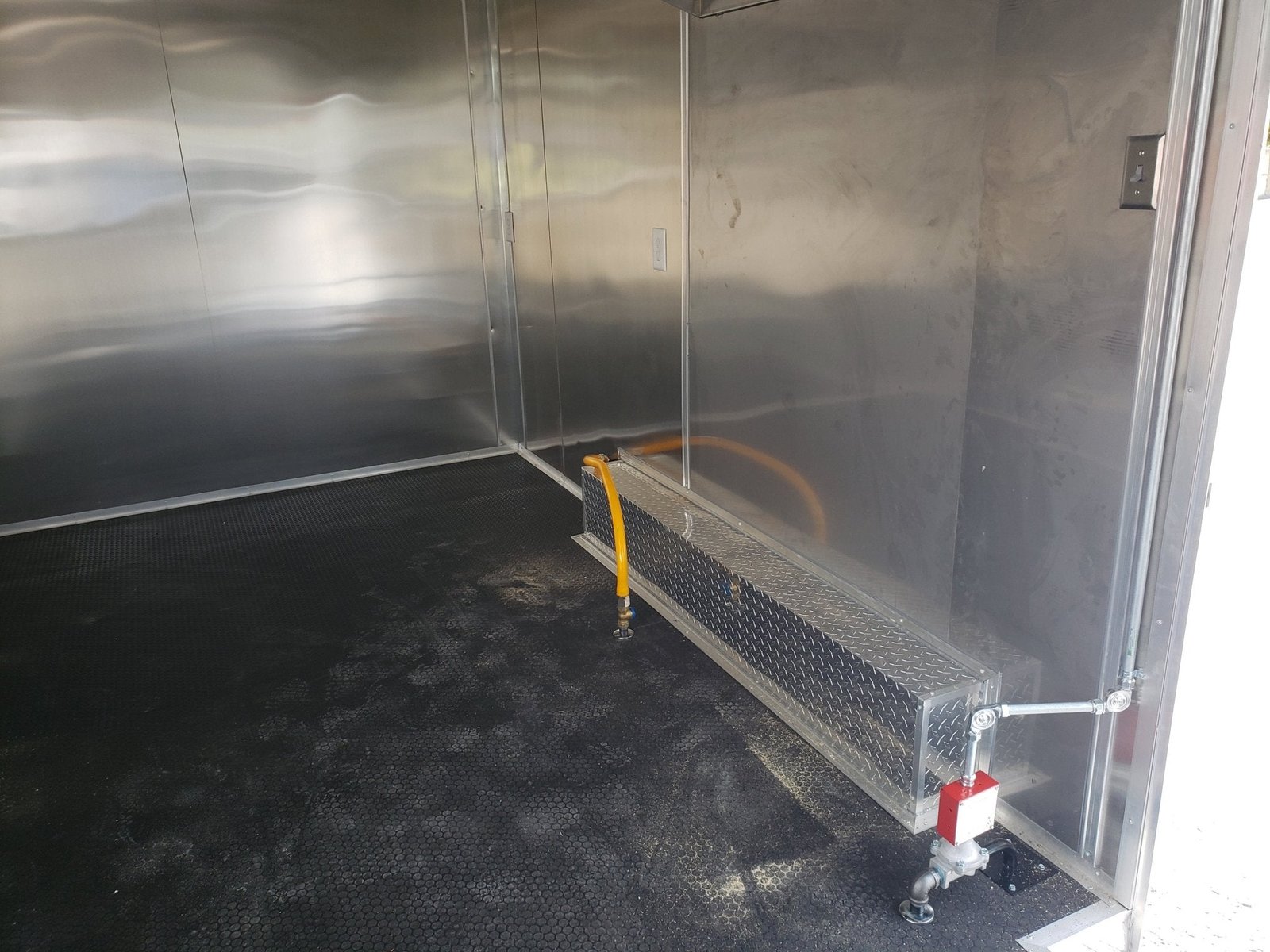 8.5′ x 18′ White Pizza Vending Concession Food Trailer — photo 2