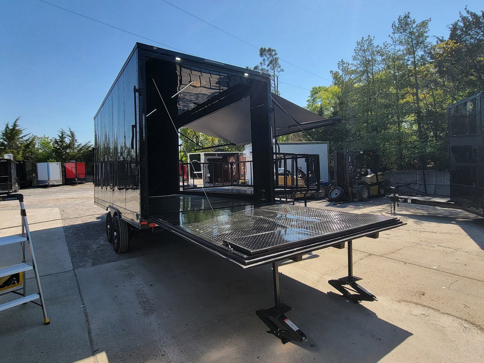 8.5′ X 18′ Custom Enclosed Stage and Event Deck over Blackout With Black Trim — photo 8