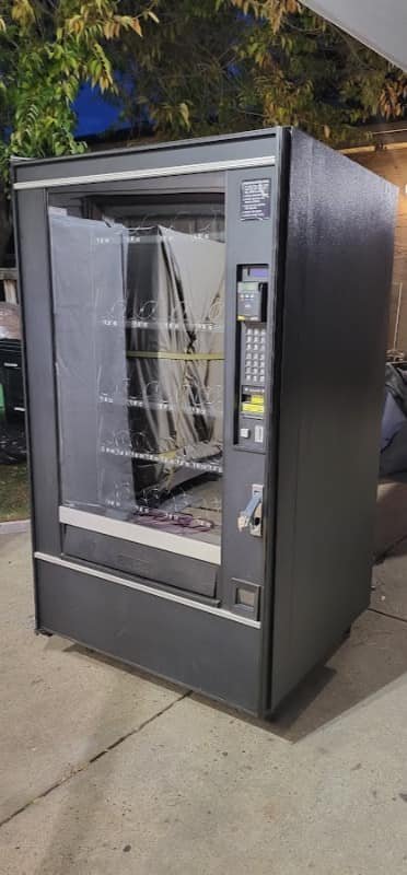 473378720_122169590660053458_2506758284794240155_n.jpg Used Crane National 147 snack machine, compact glass-front vendor - view 2