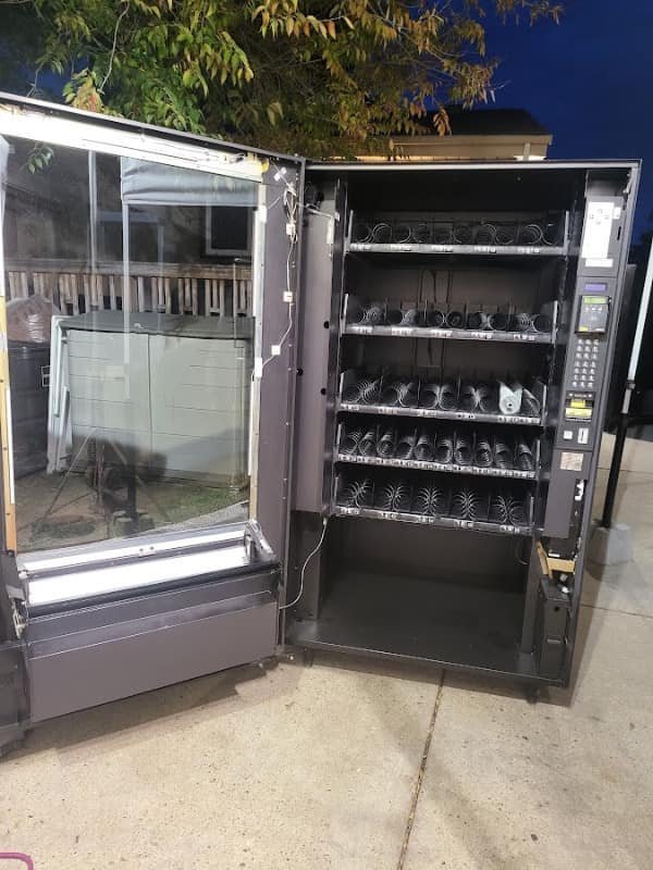 473430576_122169590516053458_4988599444781844310_n.jpg Used Crane National 147 snack machine, compact glass-front vendor - view 3