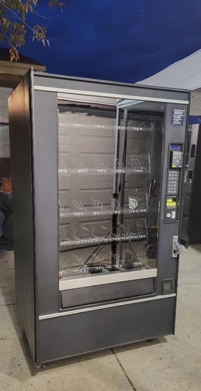 473812408_122169590576053458_7953136753109890508_n.jpg Used Crane National 147 snack machine, compact glass-front vendor