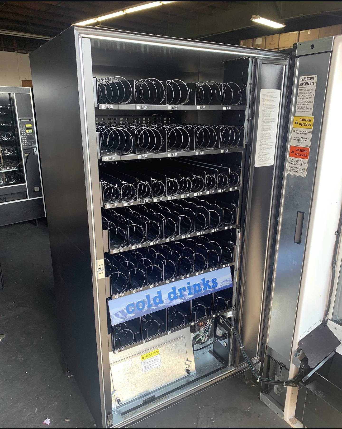 481912916_1882539942571299_2195450668131378180_n.jpg Refurbished AMS 39 combo vending machine vending snacks and cold drinks - view 3
