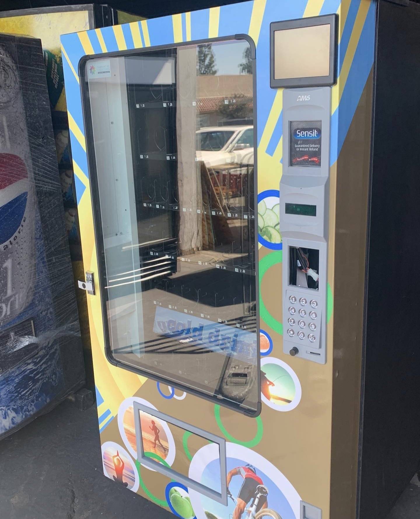 481917080_1882539529238007_5515569949242858754_n.jpg Refurbished AMS 39 combo vending machine vending snacks and cold drinks - view 2