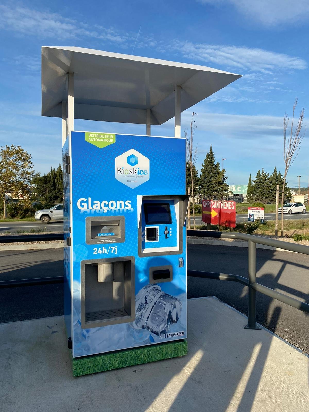 673f0e68b8732e3cc0534d63_WhatsApp-Image-2024-11-20-at-17.05.39.jpeg IM600XL ice vending machine front view - view 3