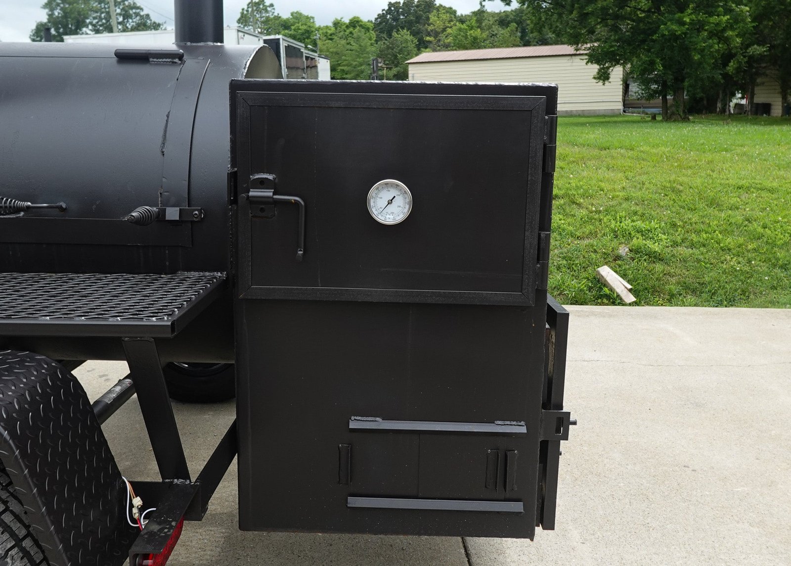 330 GAL Smoker Single Door With CounterWeight with Double Racks — photo 6
