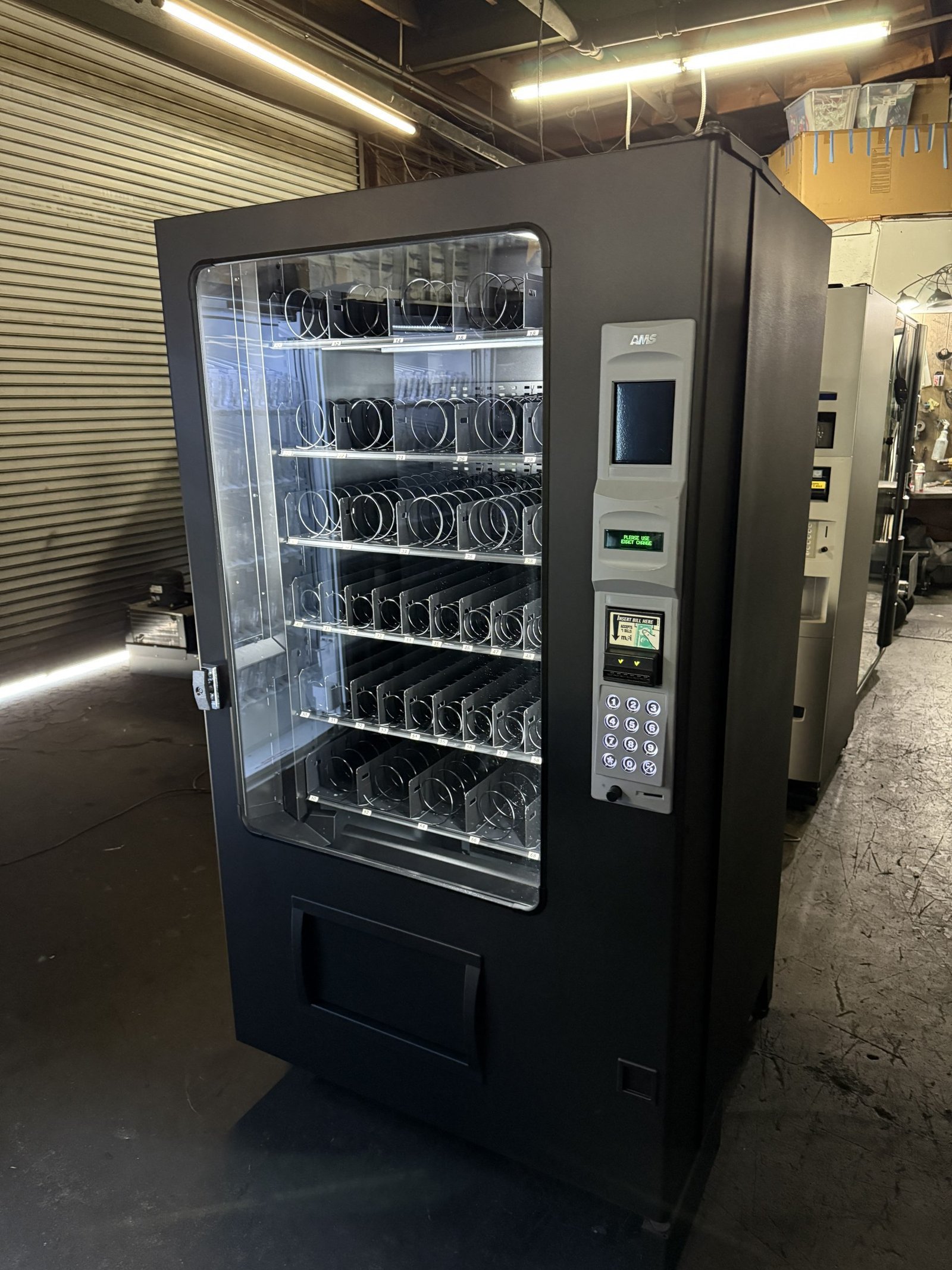 IMG_8438-2-scaled-1.jpg Refurbished AMS 39 snack vending machine with Sensit 3 sensor and glass front - view 4