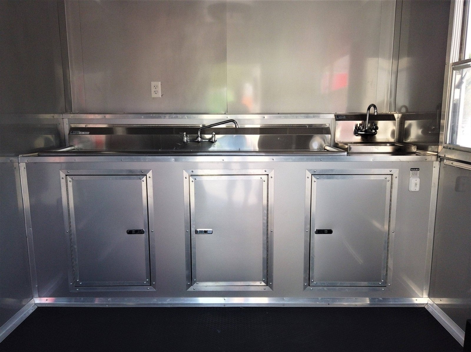 8.5′ x 12′ Yellow Concession Food V-Nose Trailer — photo 2