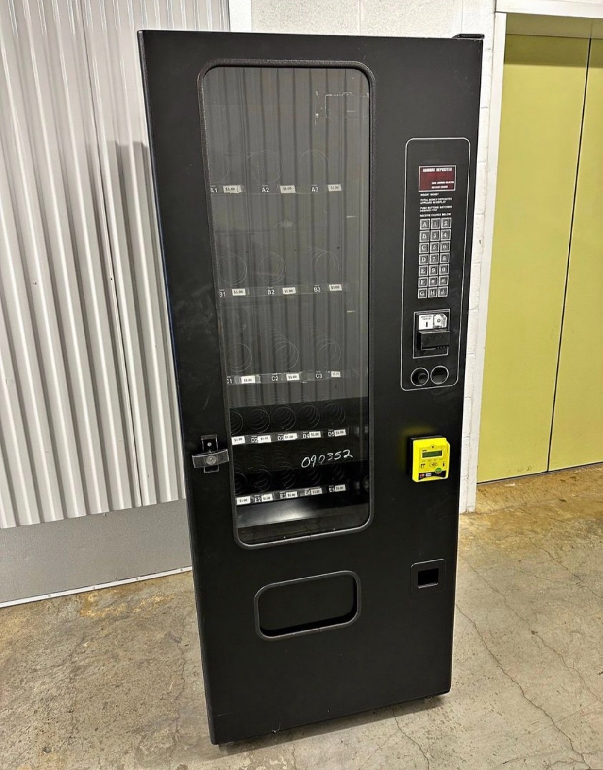 Usi 3132 snack vending machine w/credit card reader