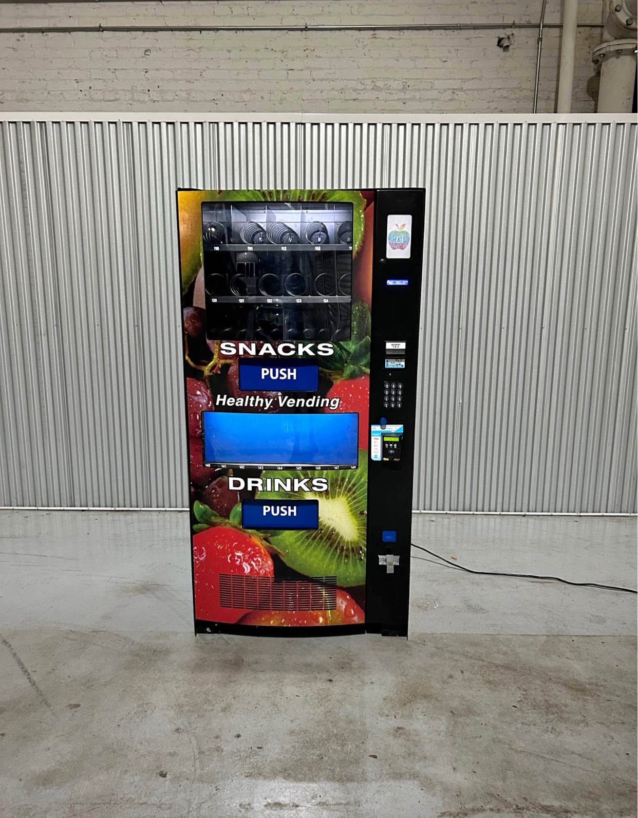 Seaga HY2100-9 Healthy Combo Vending Machine w/ credit card reader Used Seaga HY2100 combo with card reader, full-size refrigerated machine