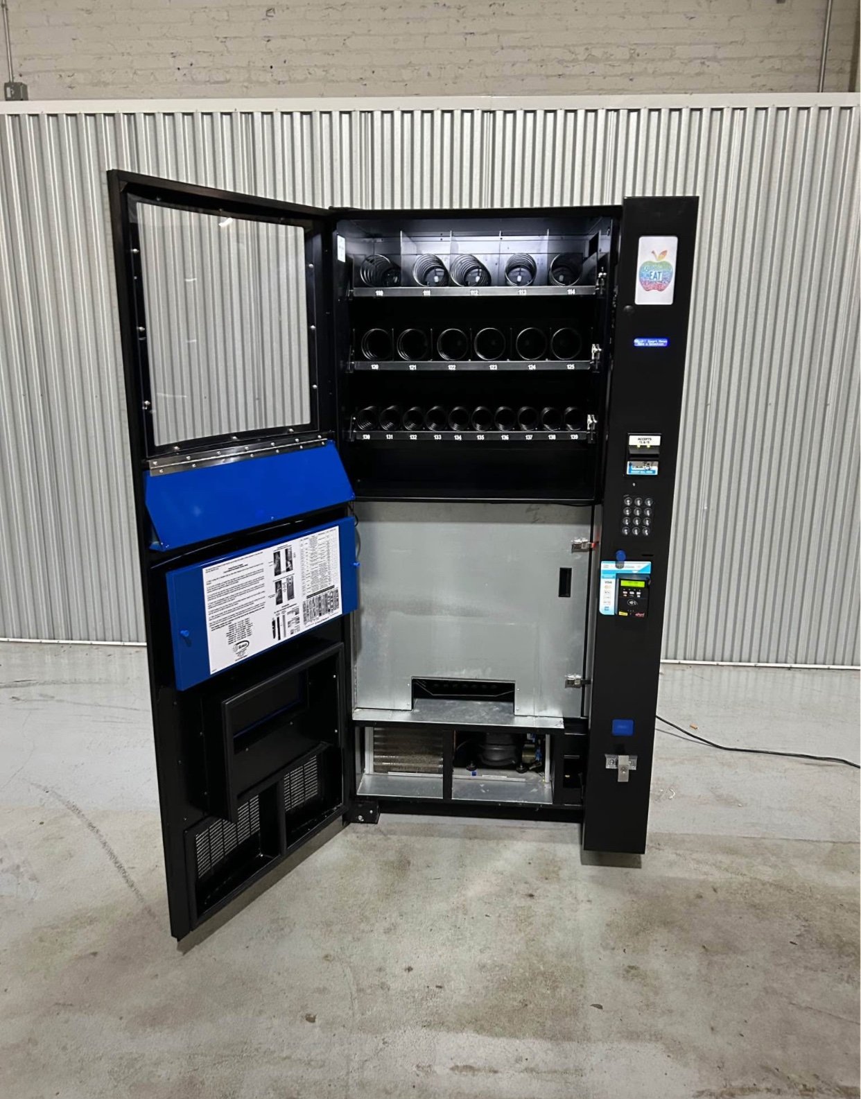 Seaga HY2100-9 Healthy Combo Vending Machine w/ credit card reader Used Seaga HY2100 combo with card reader, full-size refrigerated machine - view 4
