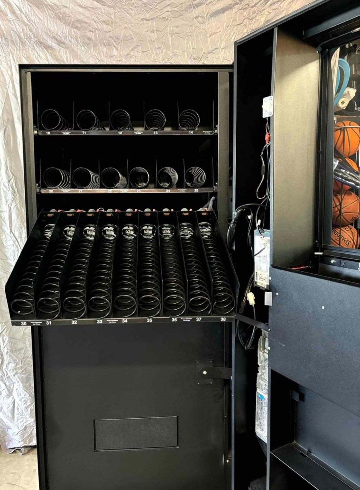 Healthier 4u Combo Vending Machine w/ credit card reader Healthier 4u combo vending machine with card reader - view 5