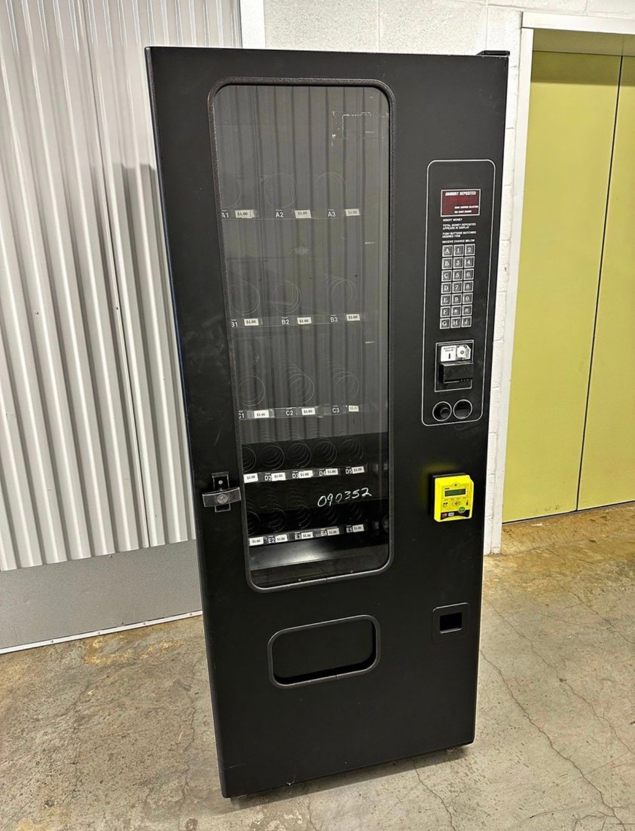 Usi 3132 snack vending machine w/credit card reader