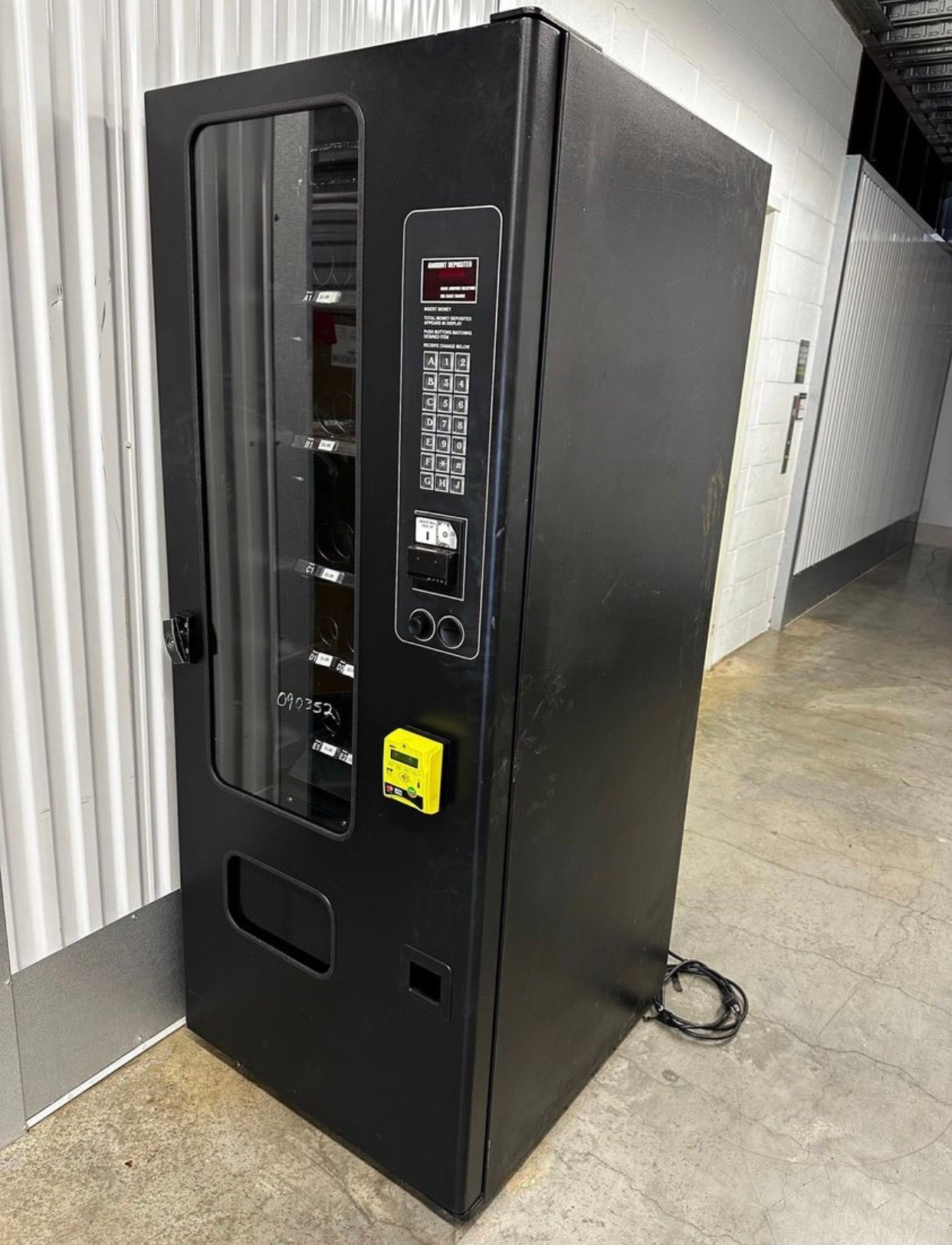 Usi 3132 snack vending machine w/credit card reader