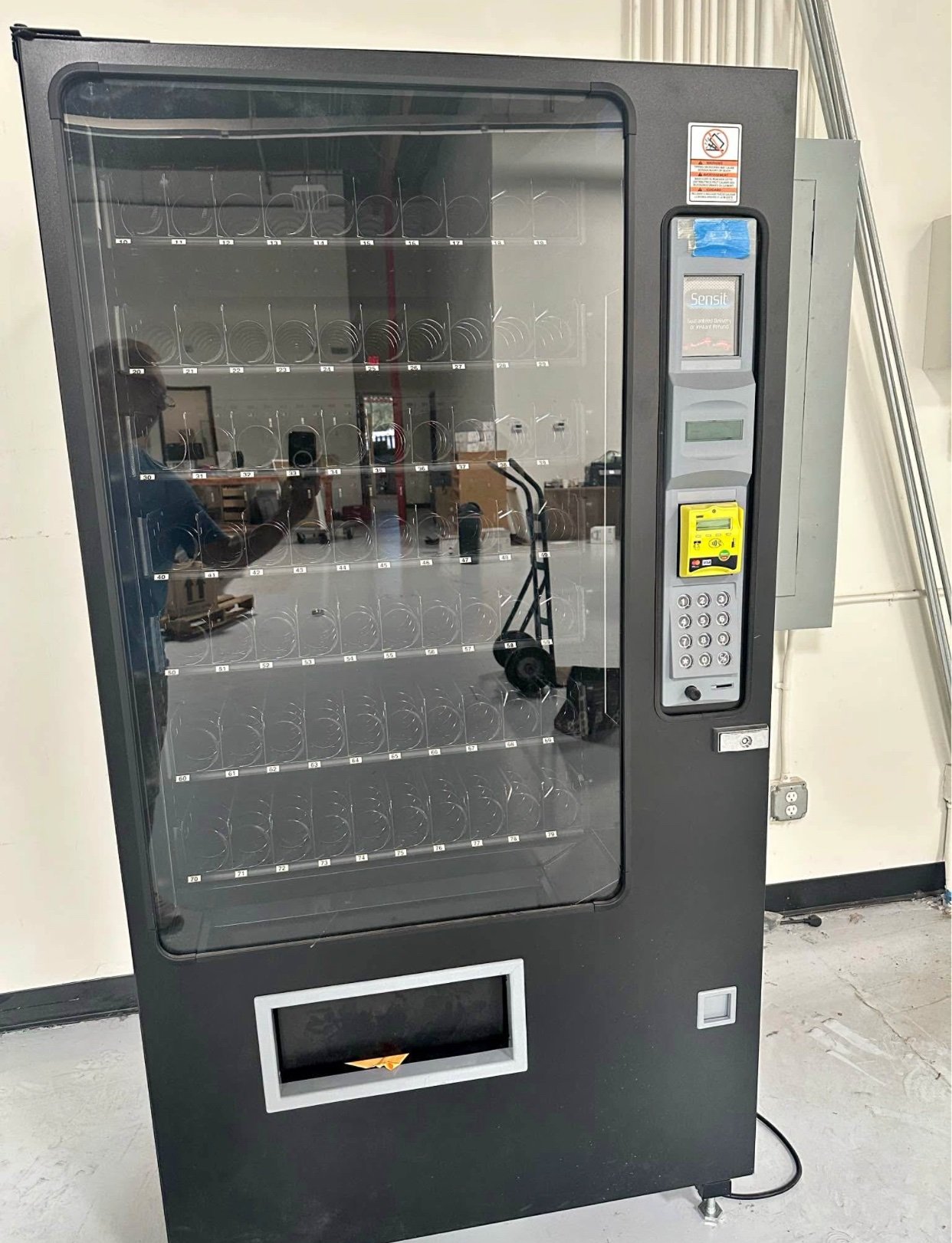 AMS 39 combo Vending Machine vending machine with credit card reader Used AMS 39 combo machine with a fitted card reader