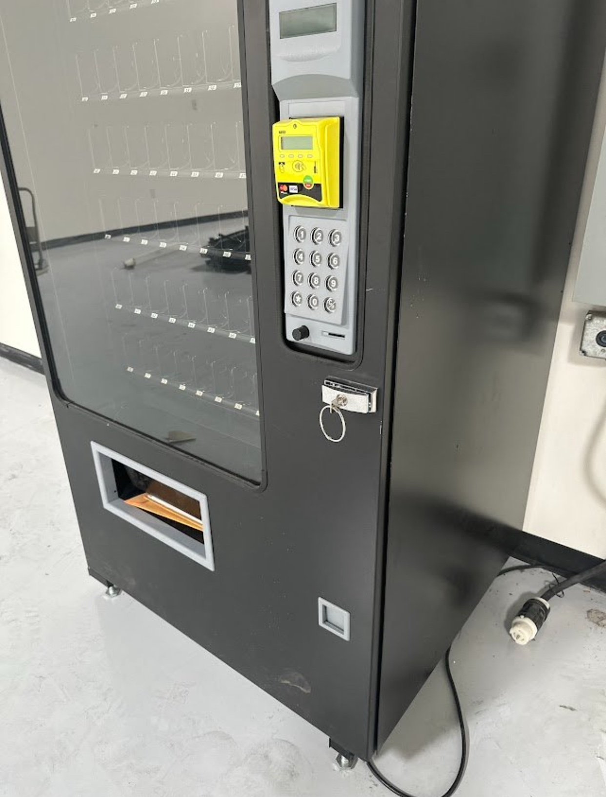 AMS 39 combo Vending Machine vending machine with credit card reader Used AMS 39 combo vending machine with fitted card reader - view 2