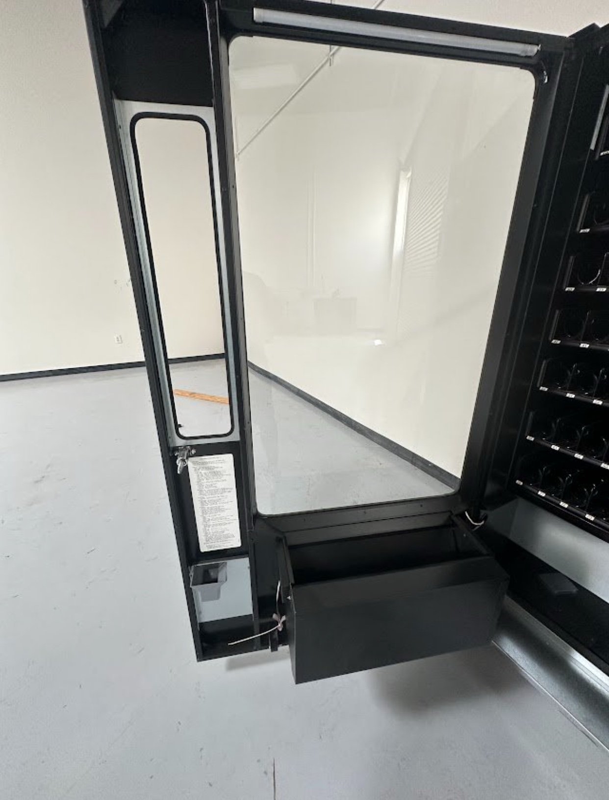 AMS 39 combo Vending Machine vending machine with credit card reader Used AMS 39 combo vending machine with fitted card reader - view 6