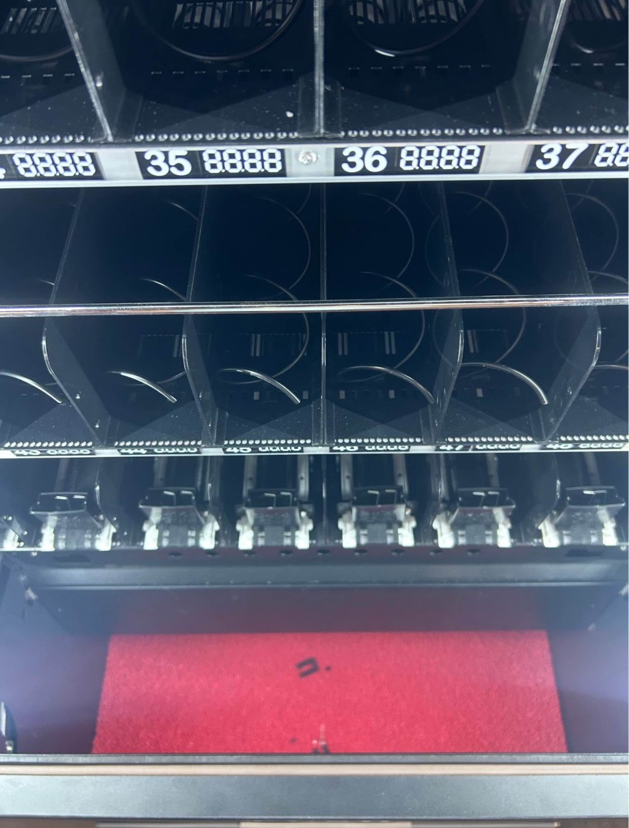 Vend-Co Refrigerated combo Vending Machine with credit card reader Vend-Co refrigerated combo vending machine front view - view 5