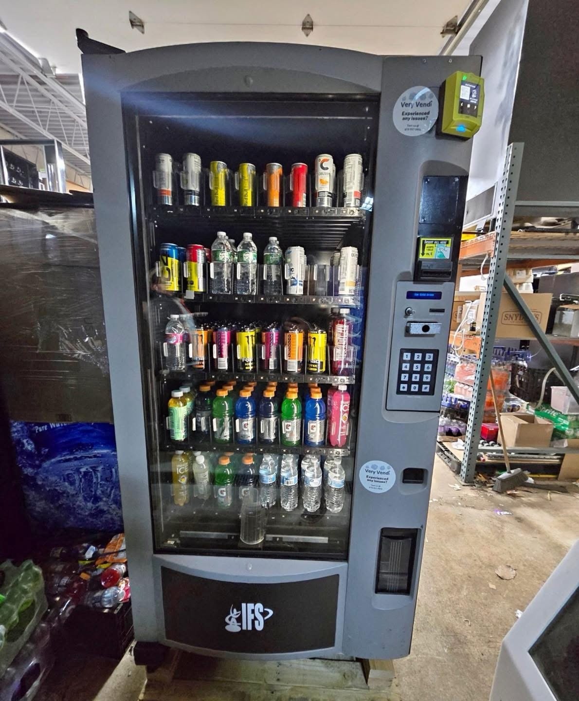 Royal Vendors RVV-500 Glass Front Beverage Vending Machine w/credit card reader Royal Vendors RVV-500 Glass Front