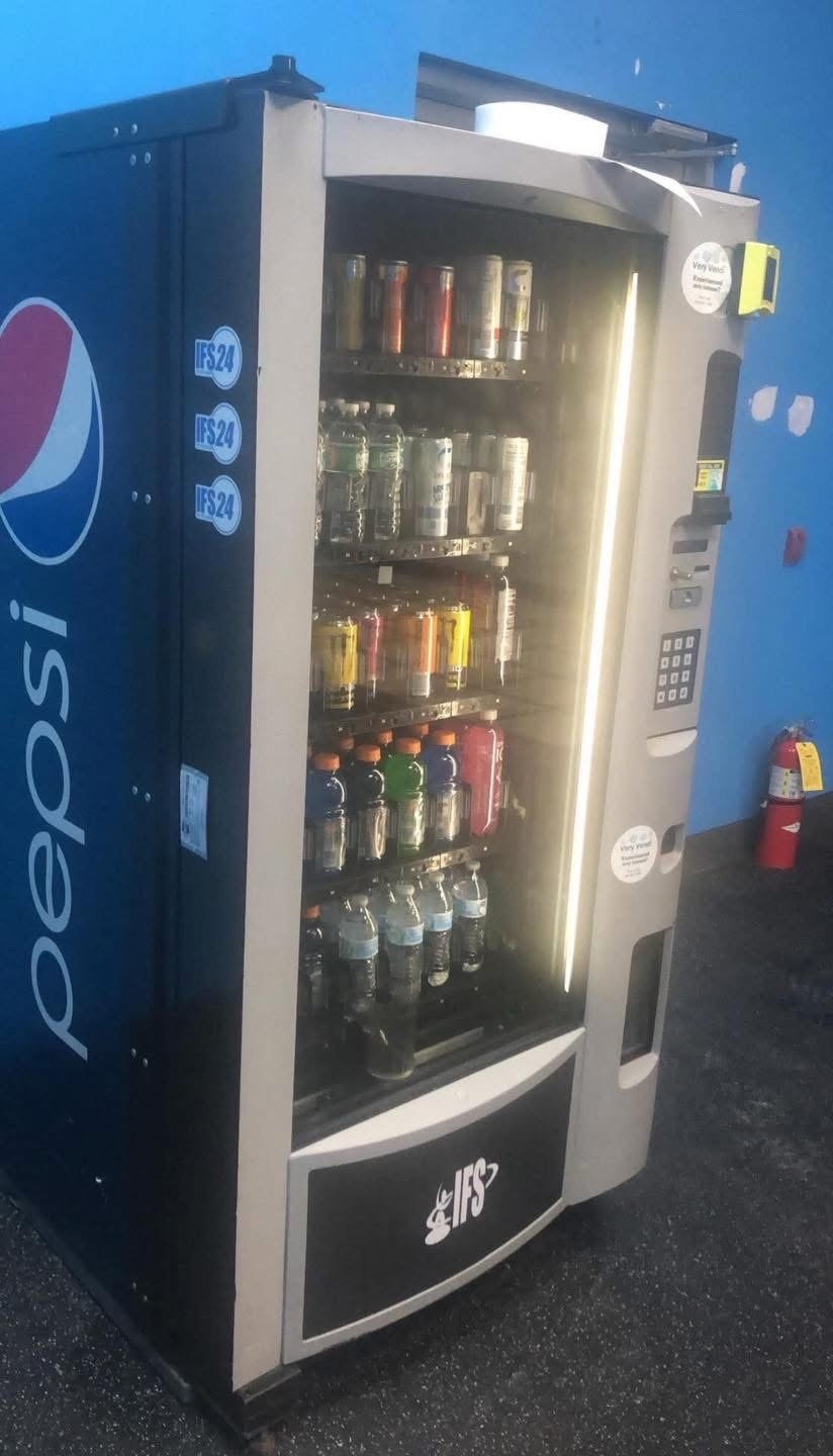 Royal Vendors RVV-500 Glass Front Beverage Vending Machine w/credit card reader Royal Vendors RVV-500 Glass Front - view 2