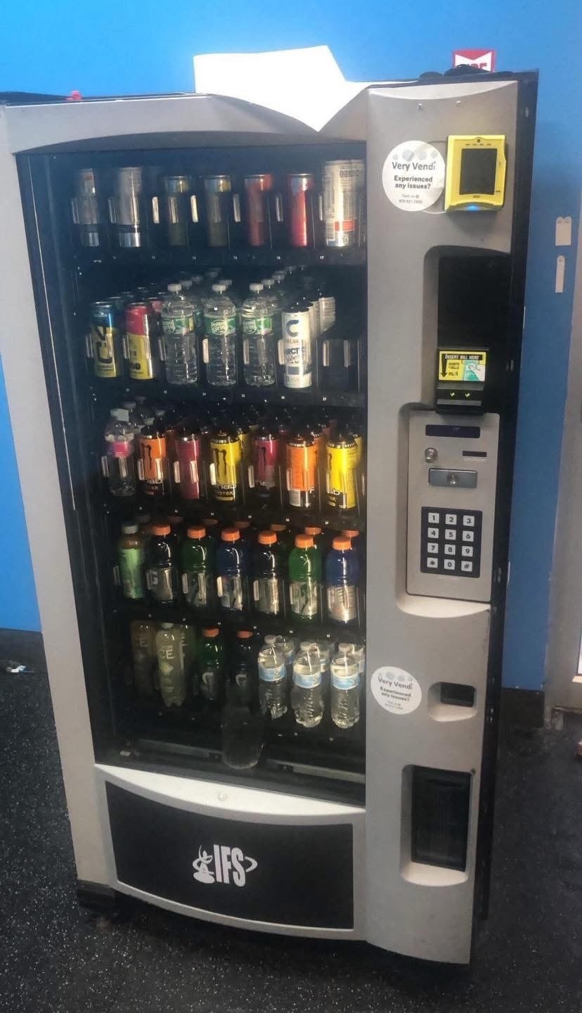 Royal Vendors RVV-500 Glass Front Beverage Vending Machine w/credit card reader Royal Vendors RVV-500 Glass Front - view 3