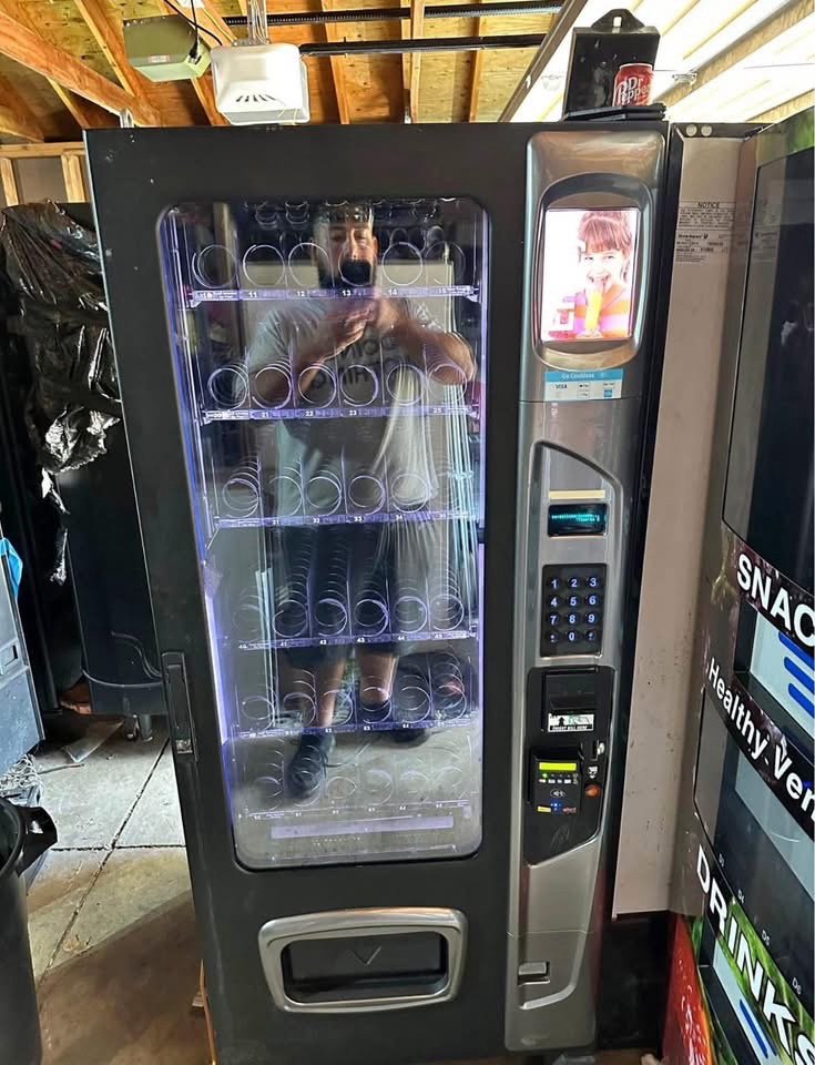 USI Frozen Vending Machine – Model 3576 (Wittern, Des Moines, IA) USI Frozen Vending Machine Model 3576