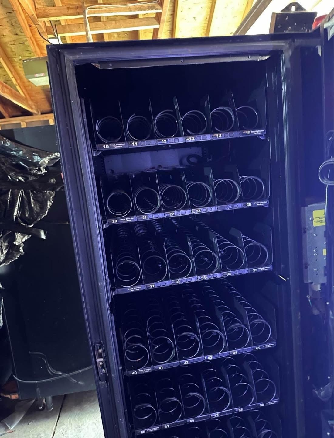 USI Frozen Vending Machine – Model 3576 (Wittern, Des Moines, IA) USI Frozen Vending Machine Model 3576 - view 3