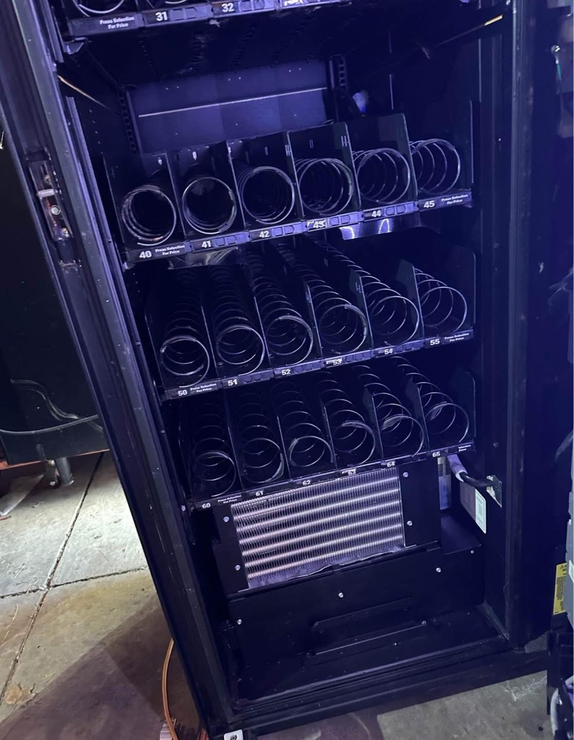 USI Frozen Vending Machine – Model 3576 (Wittern, Des Moines, IA) USI Frozen Vending Machine Model 3576 - view 4