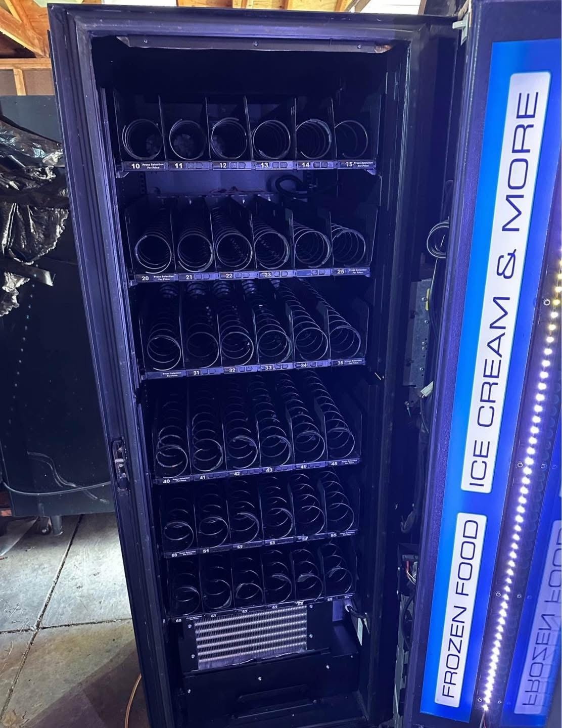 USI Frozen Vending Machine – Model 3576 (Wittern, Des Moines, IA) USI Frozen Vending Machine Model 3576 - view 5