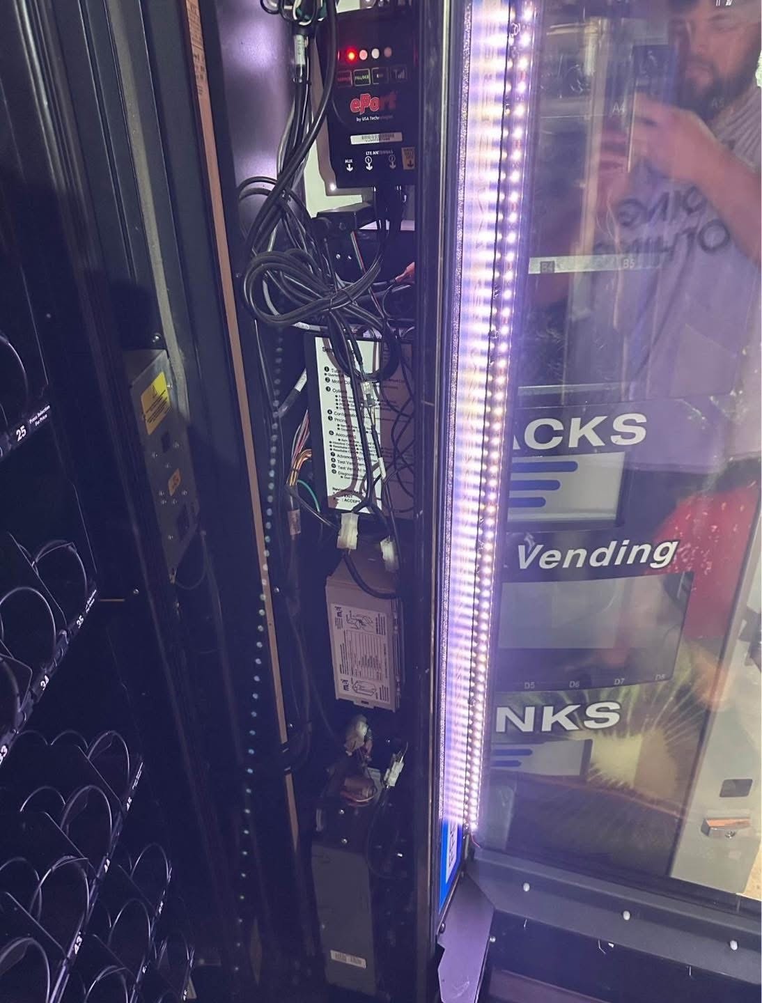 USI Frozen Vending Machine – Model 3576 (Wittern, Des Moines, IA) USI Frozen Vending Machine Model 3576 - view 6