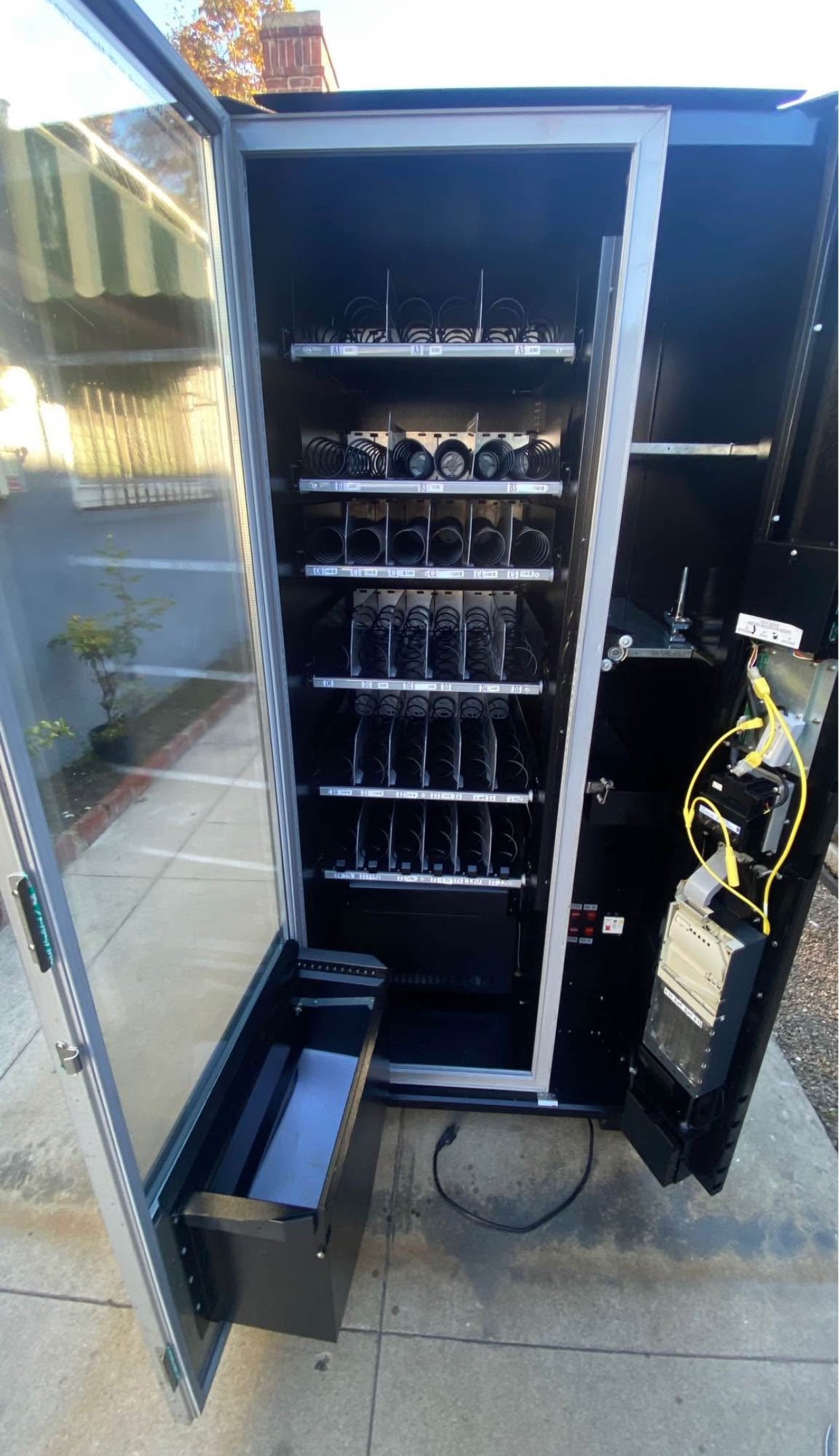 Piranha G636 Combo Vending Machine