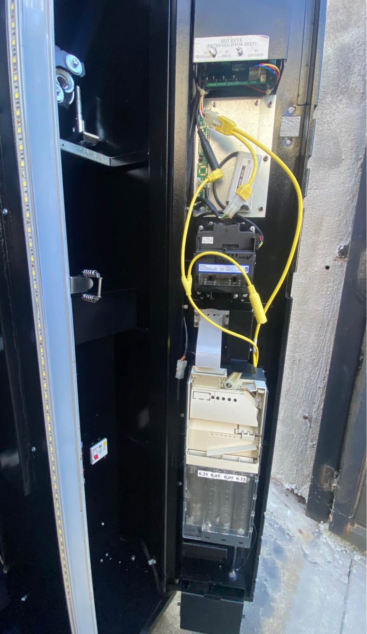 Piranha G636 Combo Vending Machine