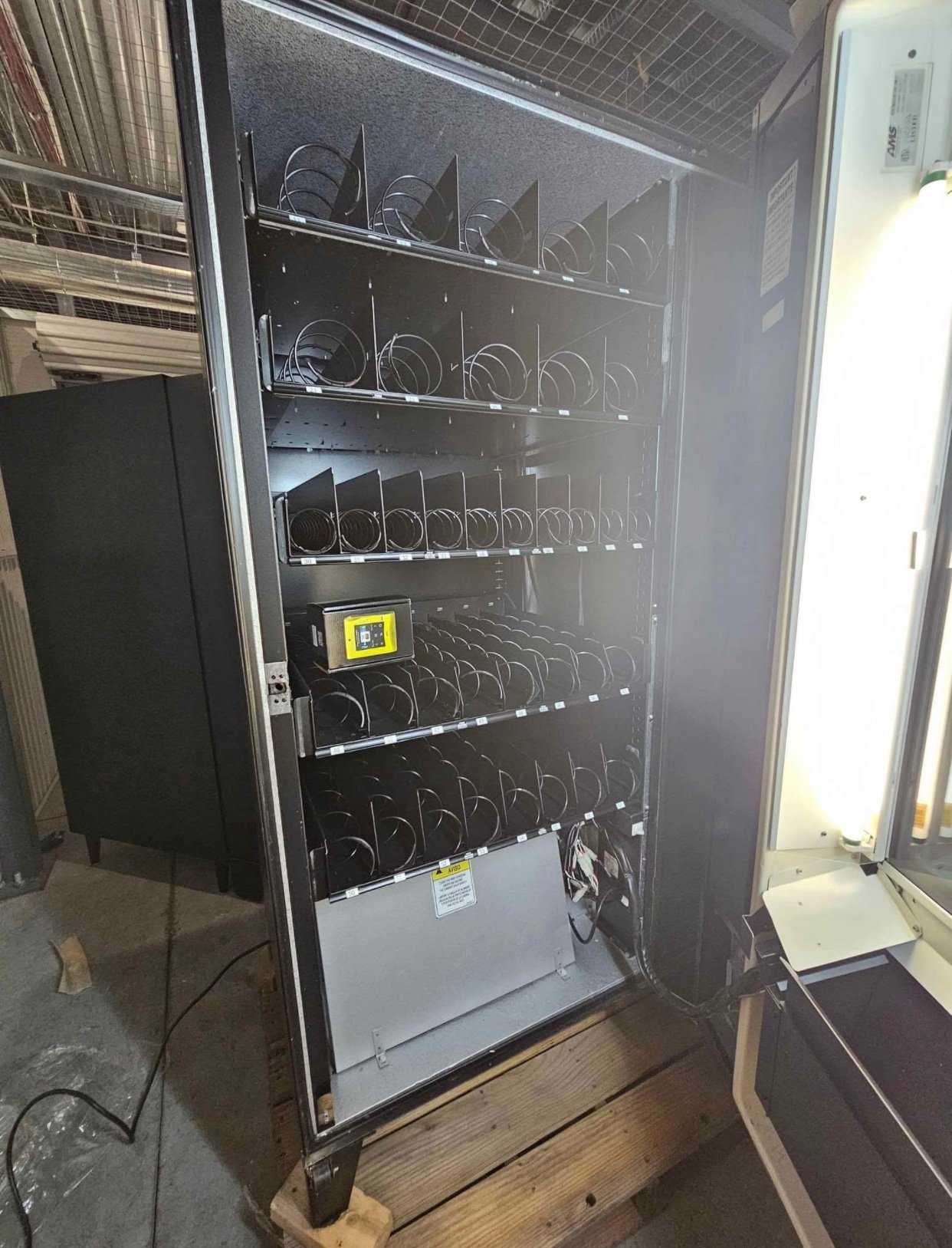 AMS 39 AVF Combo Vending Machine w/credit card reader Used AMS 39 AVF combo vending machine with card reader - view 5
