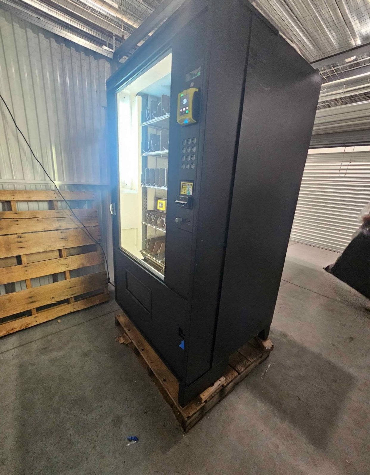 AMS 39 AVF Combo Vending Machine w/credit card reader Used AMS 39 AVF combo vending machine with card reader - view 2