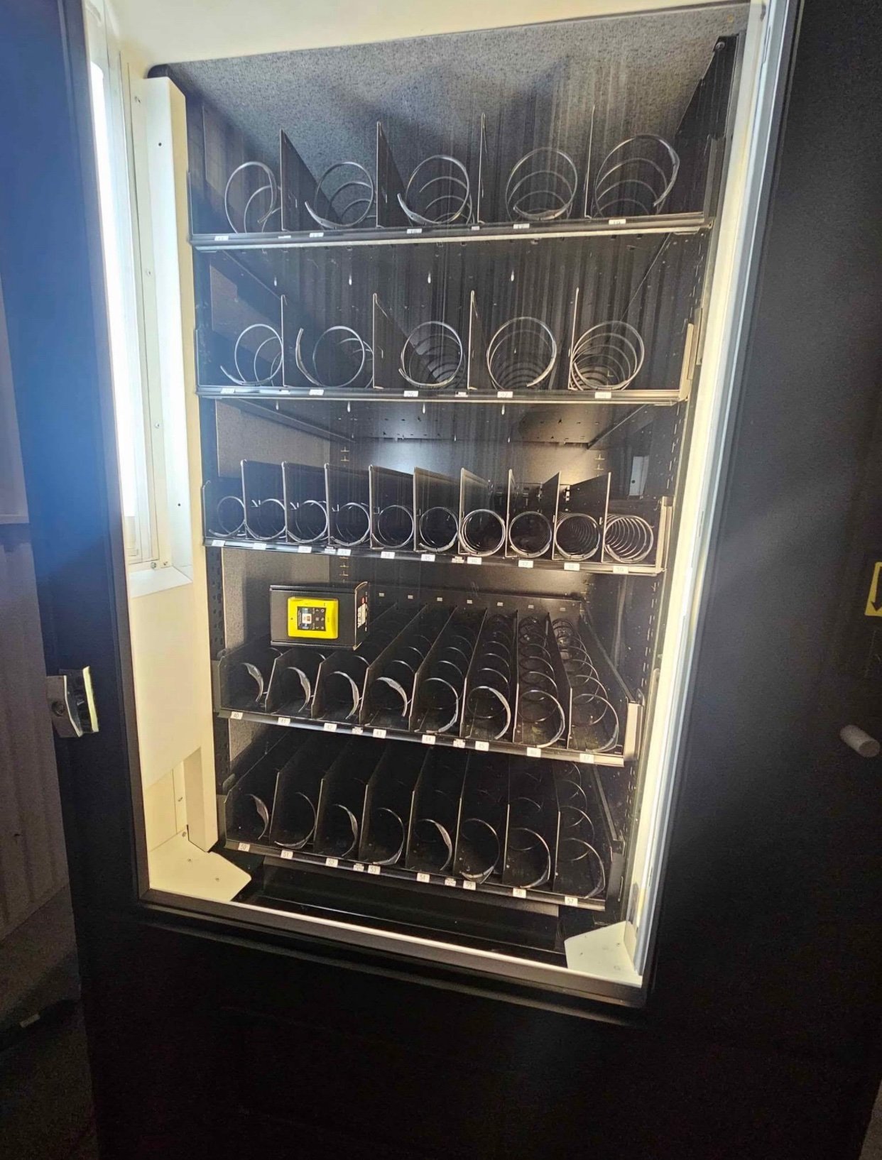 AMS 39 AVF Combo Vending Machine w/credit card reader Used AMS 39 AVF combo vending machine with card reader - view 4