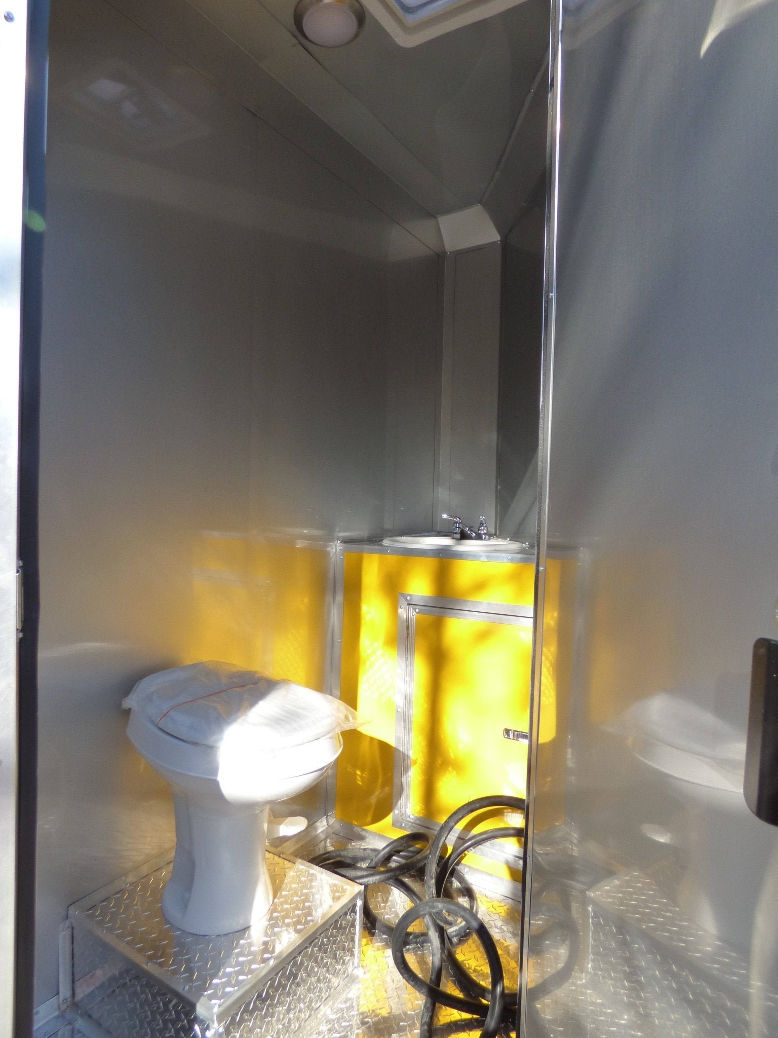 8.5′ x 25′ Concession Food Yellow Trailer — photo 6