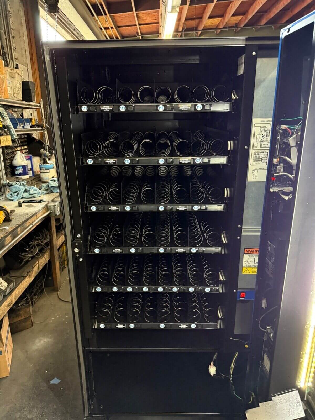 s-l1600-13.jpg Refurbished Seaga INF4S Infinity snack vending machine, 4-wide glass front - view 4