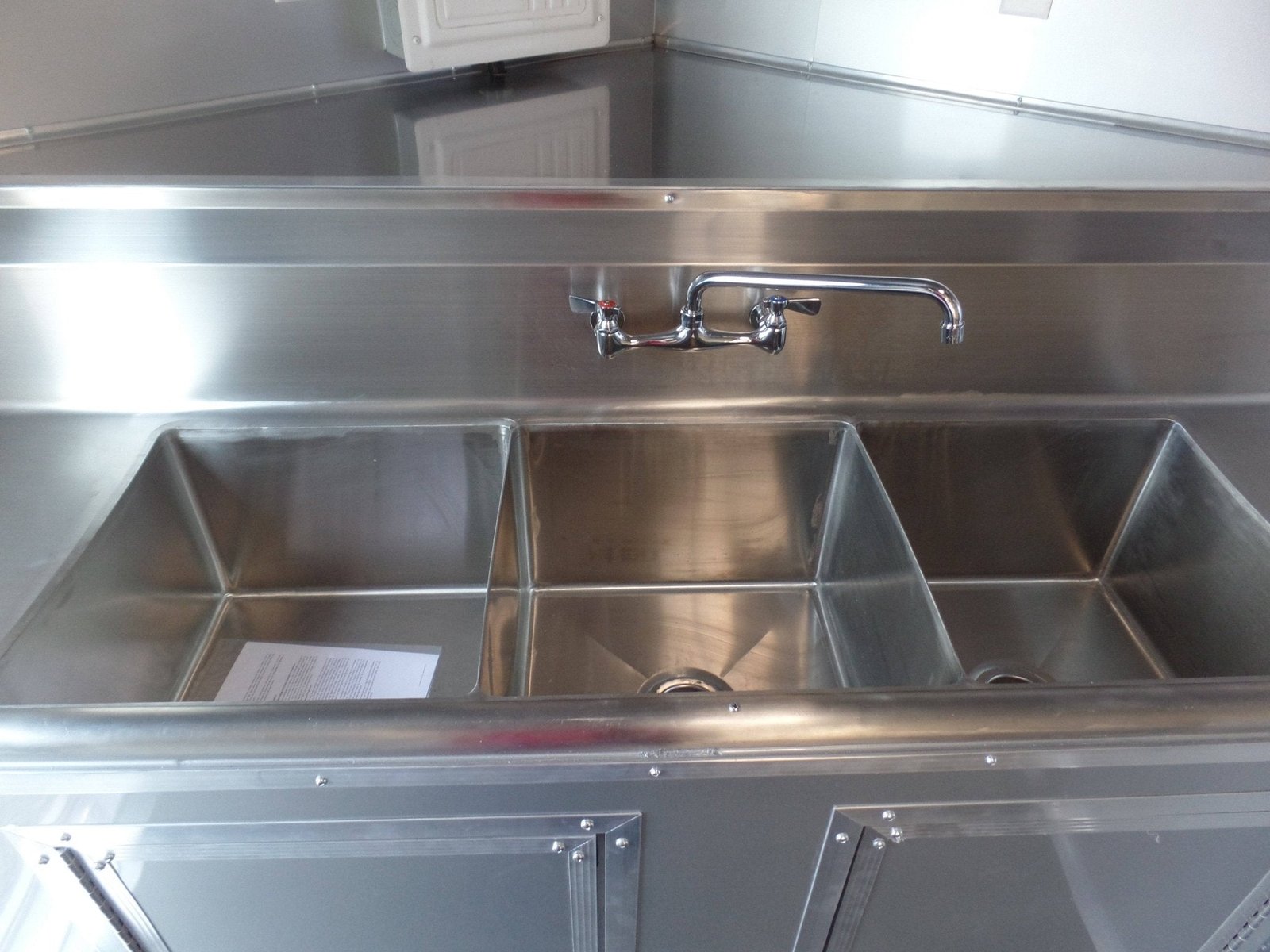 8.5′ x 32′ Concession Food Trailer Concession White Event Catering — photo 11