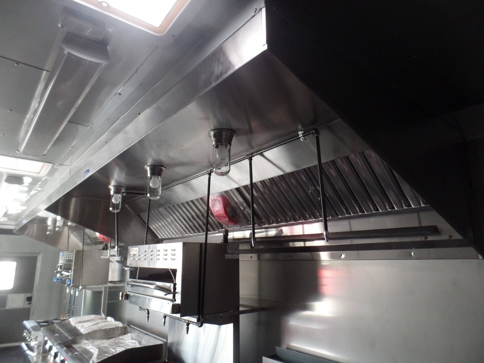 8.5′ x 32′ Concession Food Trailer Concession White Event Catering — photo 10